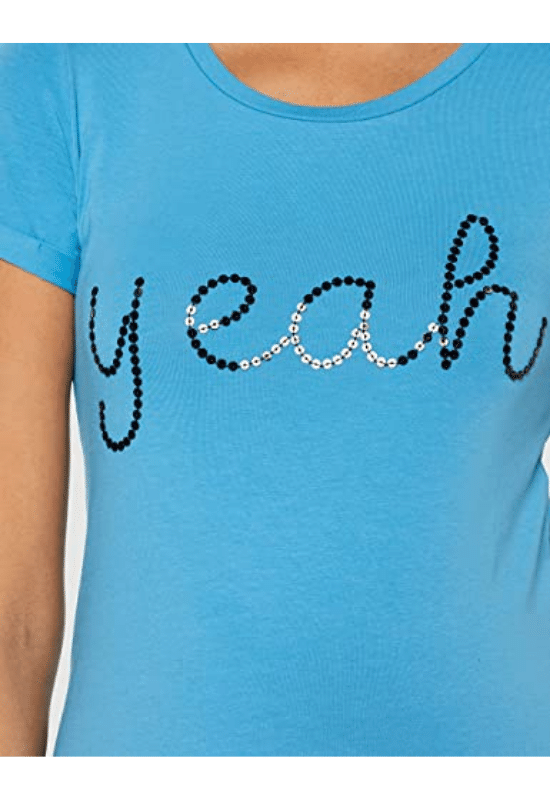Detailfoto van de opdruk 'yeah' met zwarte pailletten op het blauwe shirt catherina van Mamalicious
